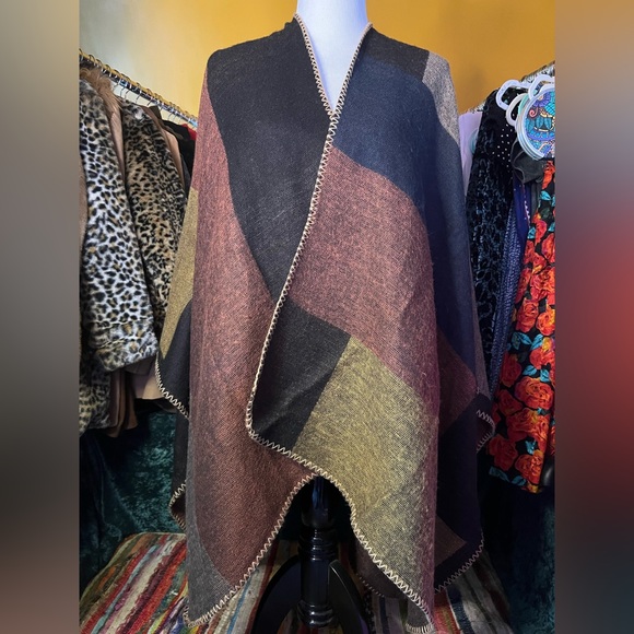 Multicolor poncho/shawl/cape like new and reversible! - Picture 4 of 16